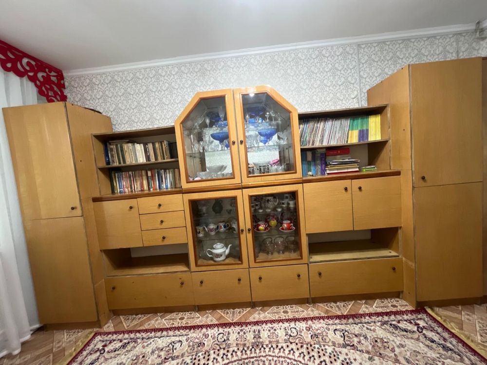 Продам Белорусскую горку стенку за дещево, в подарок все посуды и книж