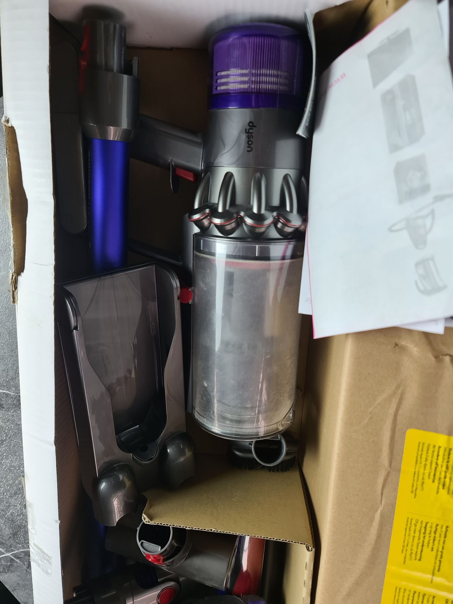 Вертикальный беспроводной пылесос Dyson V11 Absolute