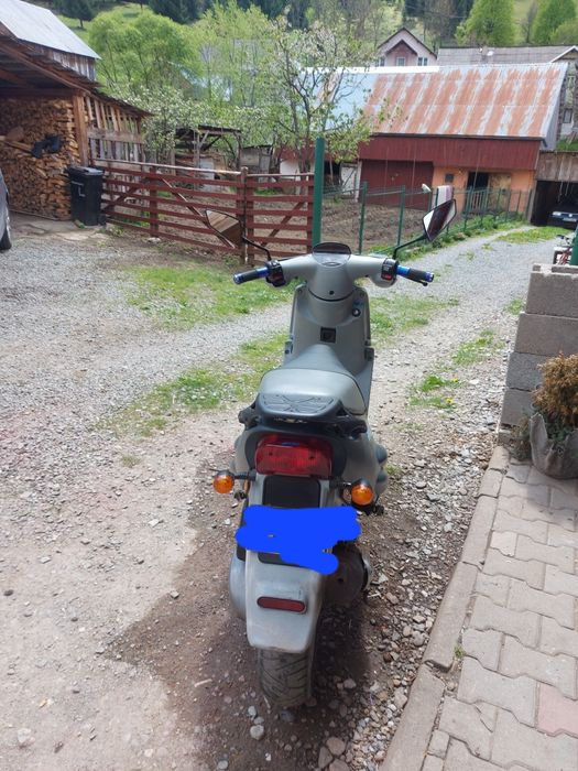 Vând scuter impecabil