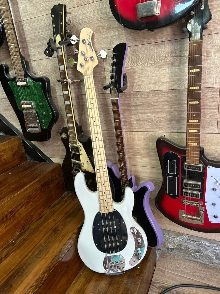 бас гитара music man stingray