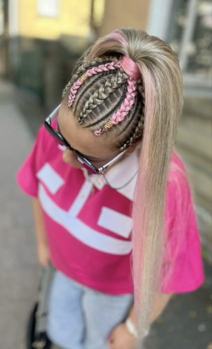 Împletituri afro și codițe colorate – look perfect pentru vară!