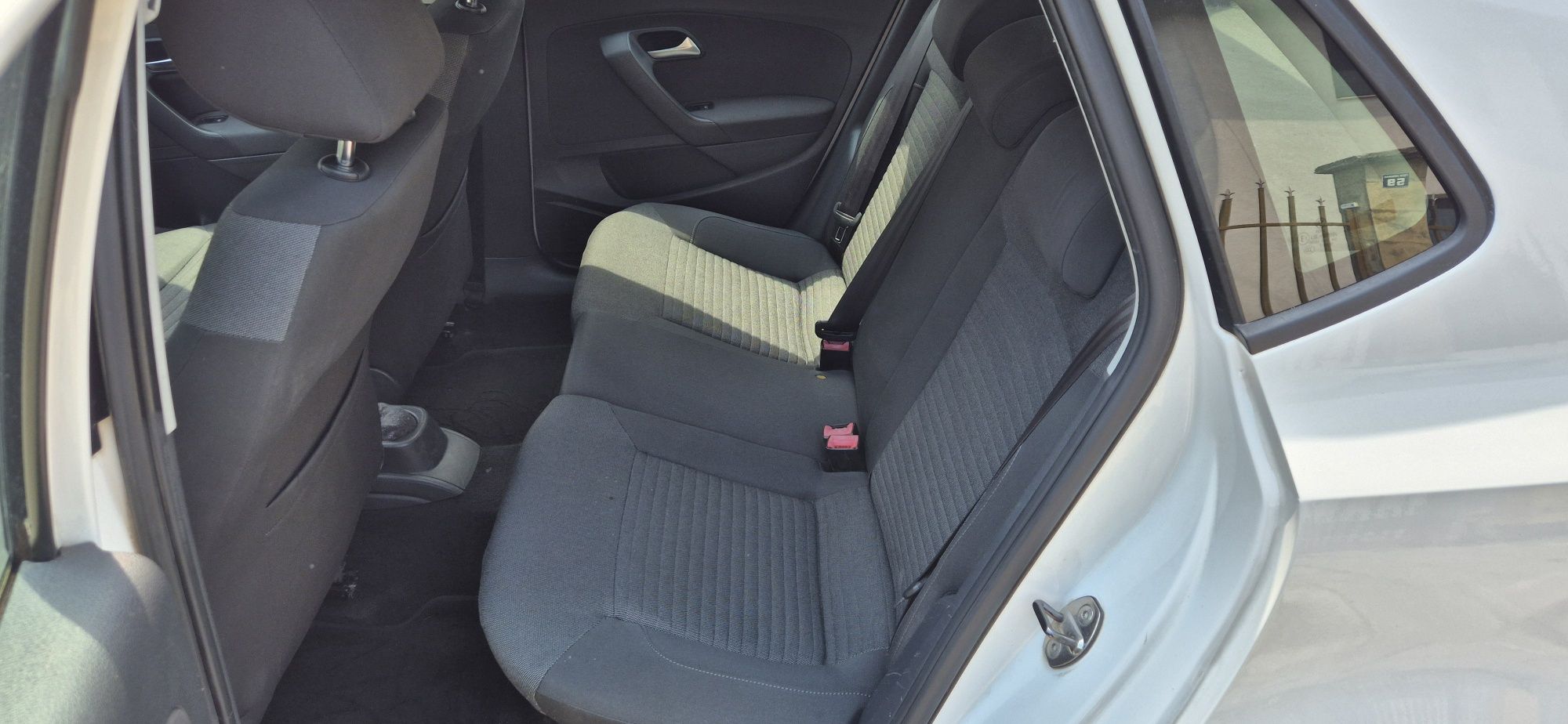 Продавам лек автомобил Volkswagen Polo