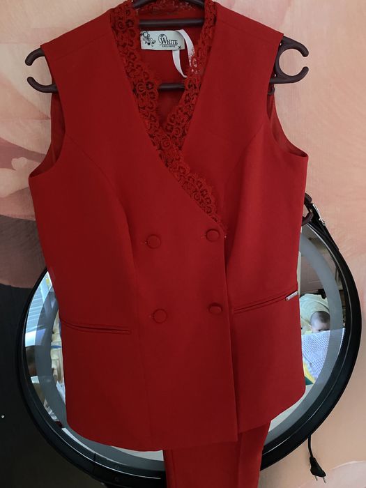 Костюмы с брюками / скидка 10000