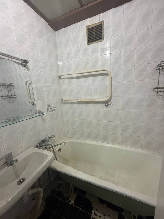 Юнусабад 19 пансионат 2/2/5 балкон 2х6 раздельная 60м²