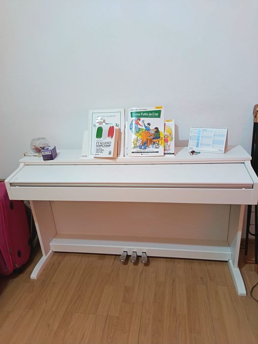 vând pian casio privia