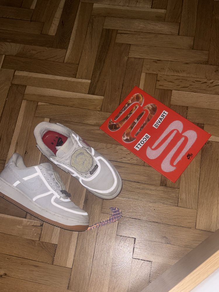 Продавам travis scot air force 1
