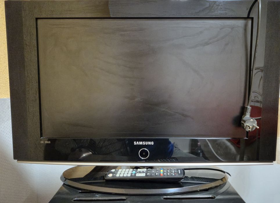 Televizor Samsung LCD 81 cm cu telecomandă – HD Ready, stare foarte ok