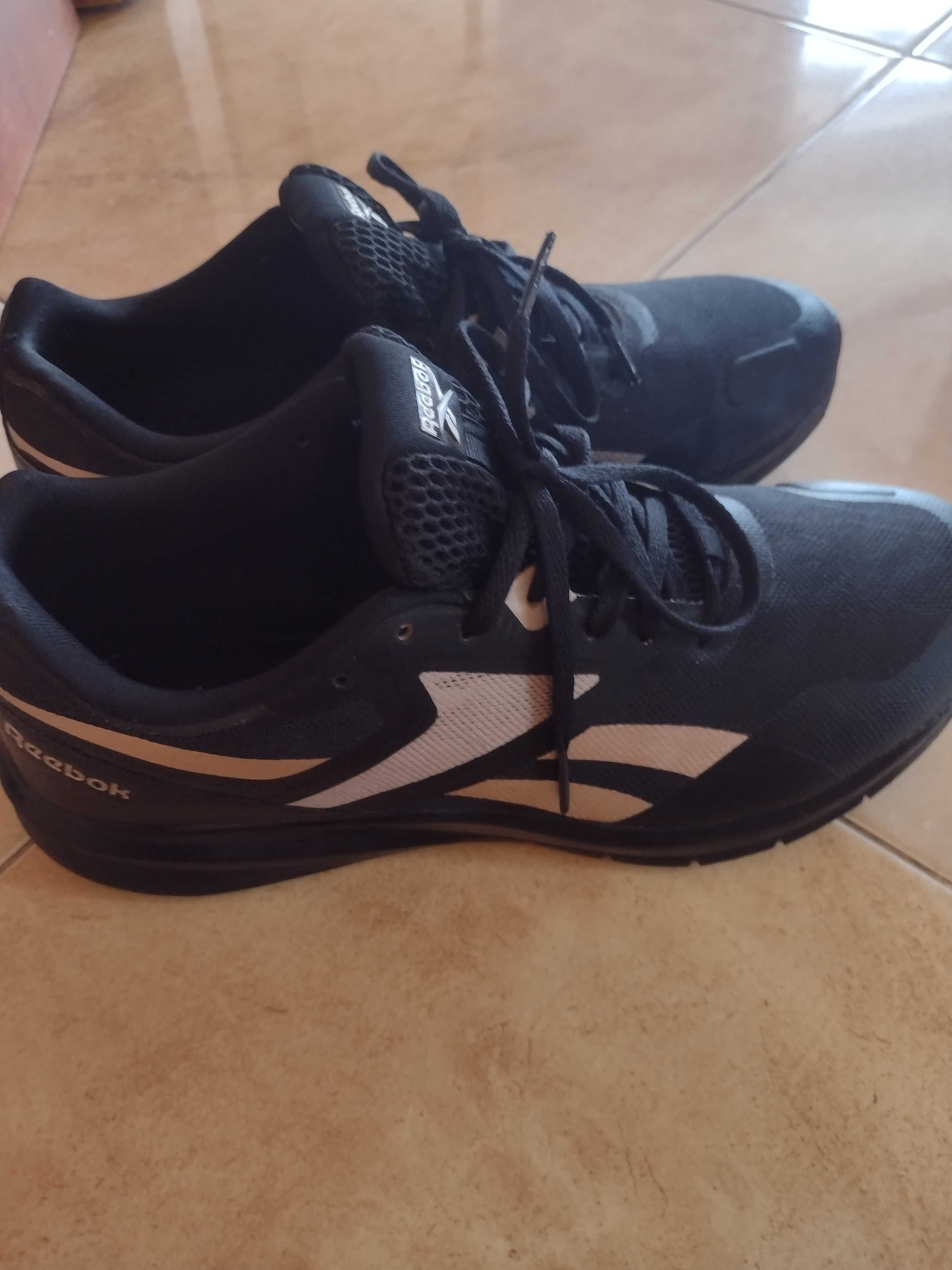 Adidași Reebok damă, ca noi, mărime 41. Preț 170 Ron.