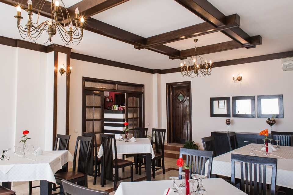 CAZARE REVELION 2026 3 nopti 20-22 pers Pensiunea Roua PIATRA NEAMT