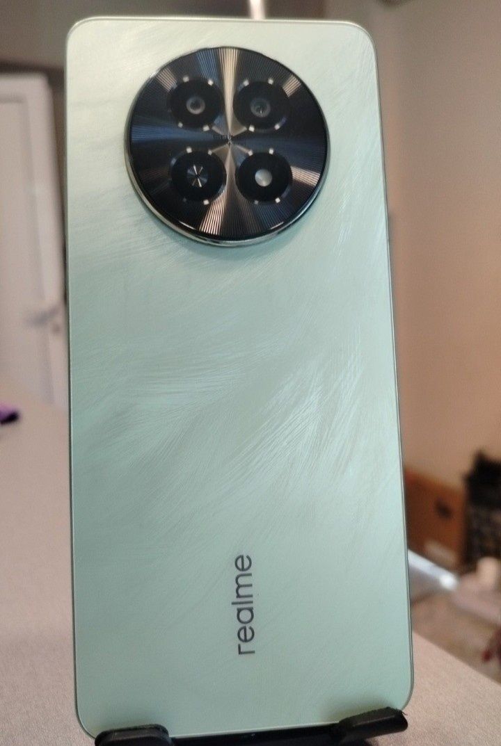 Продавам Realme 12x