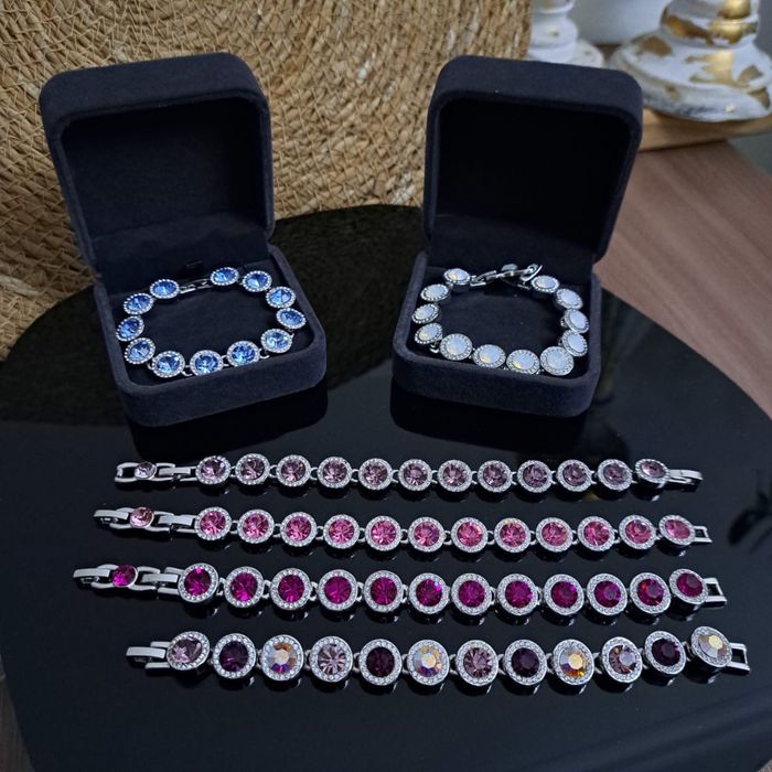 Браслет с камнями “Swarovski”.