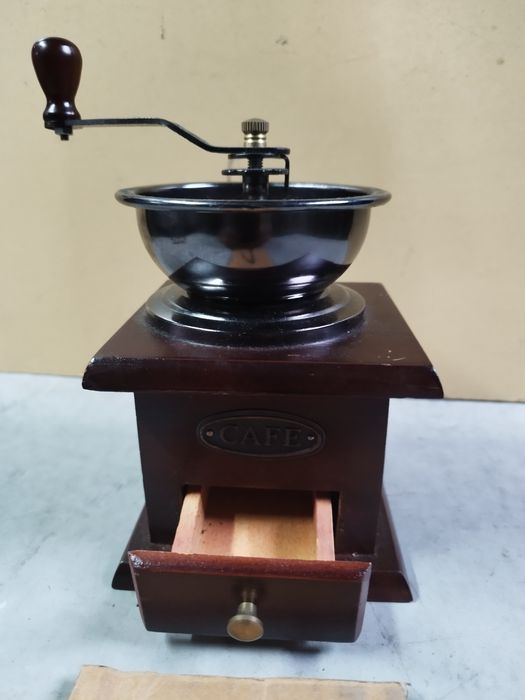 Атрактивна мелничка за кафе