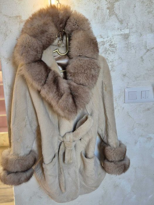 Vând haine de blană – modele elegante /  PRET SOC !!