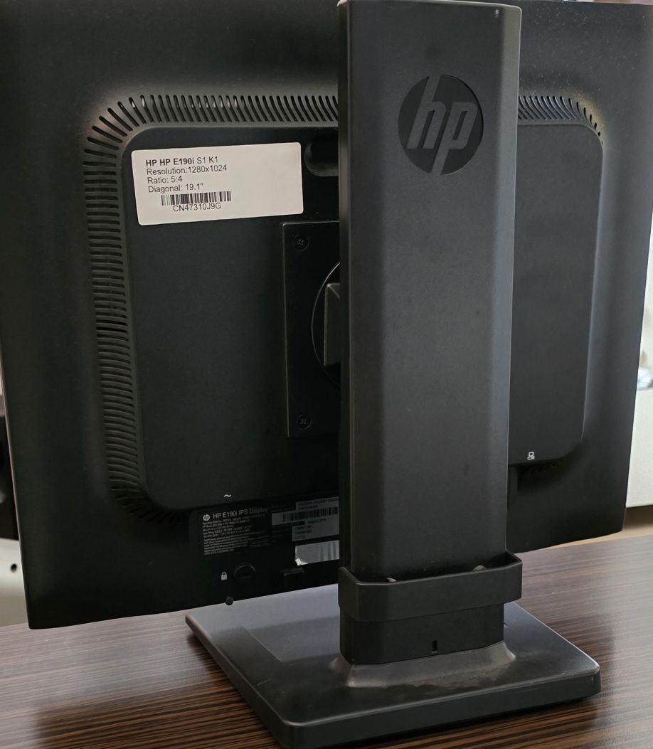 2 броя Монитор HP E190i - 19inch