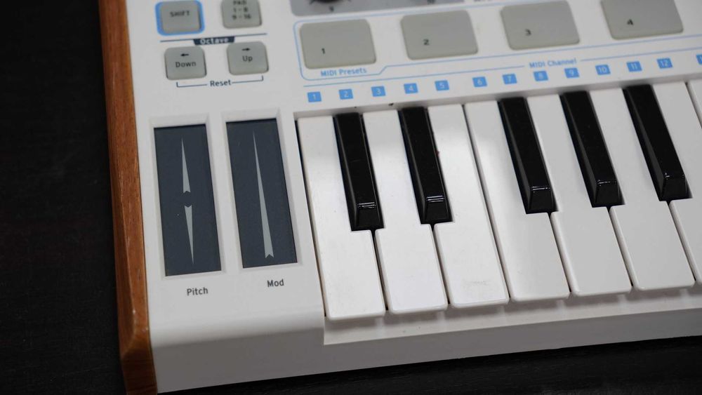 Arturia MiniLab – Claviatură MIDI compactă