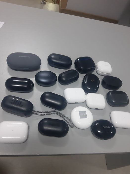 Продам наушники и кейсы  беспроводные