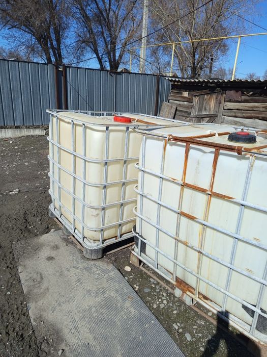 Продаются ёмкости объемом 1000 литров, лестница 3м. Стол железный