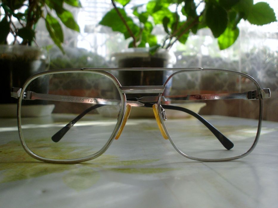 Изгодно диоптрични очила с кожен калъф