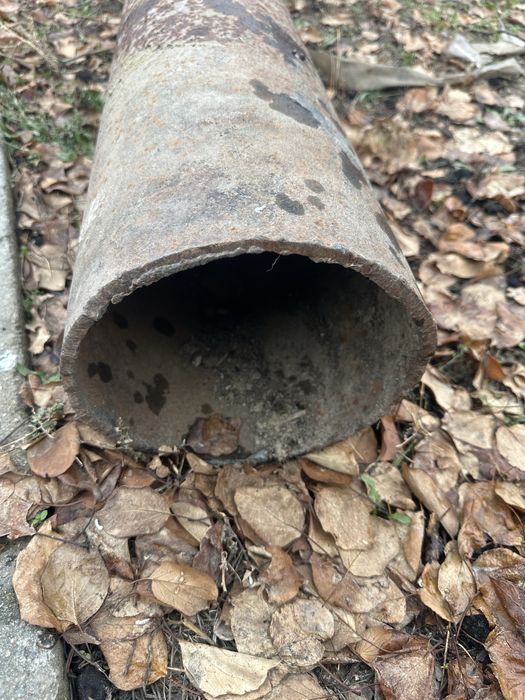 Труба металическая толстостенная.