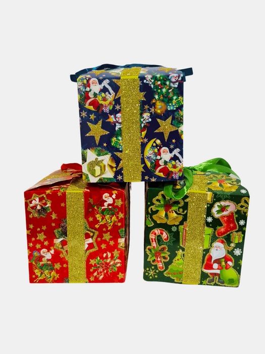 Yangi yil sovg'a qutisi Qizil rangli, archa va sovg'alar.