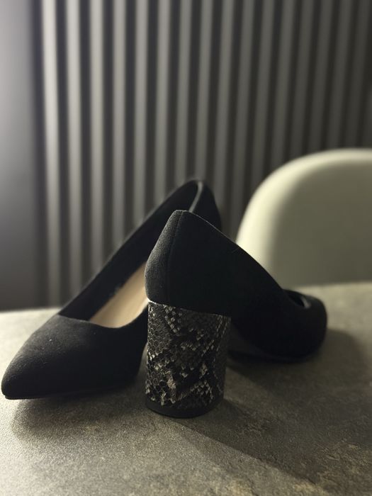 Продаю замшивые туфли с необычным каблуком