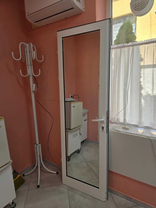 Продавам PVC врата с огледала от двете страни