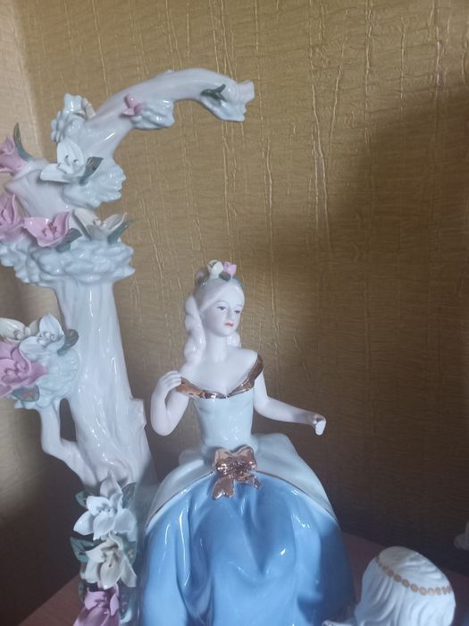 Продаются фарфоровые  статуэтки.производство  китаи.