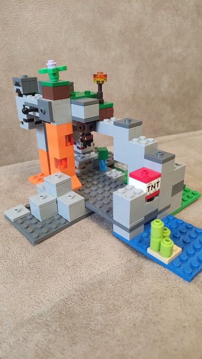 LEGO Minecraft - Пещера със зомбита 21141 и Битка в Ада 21139