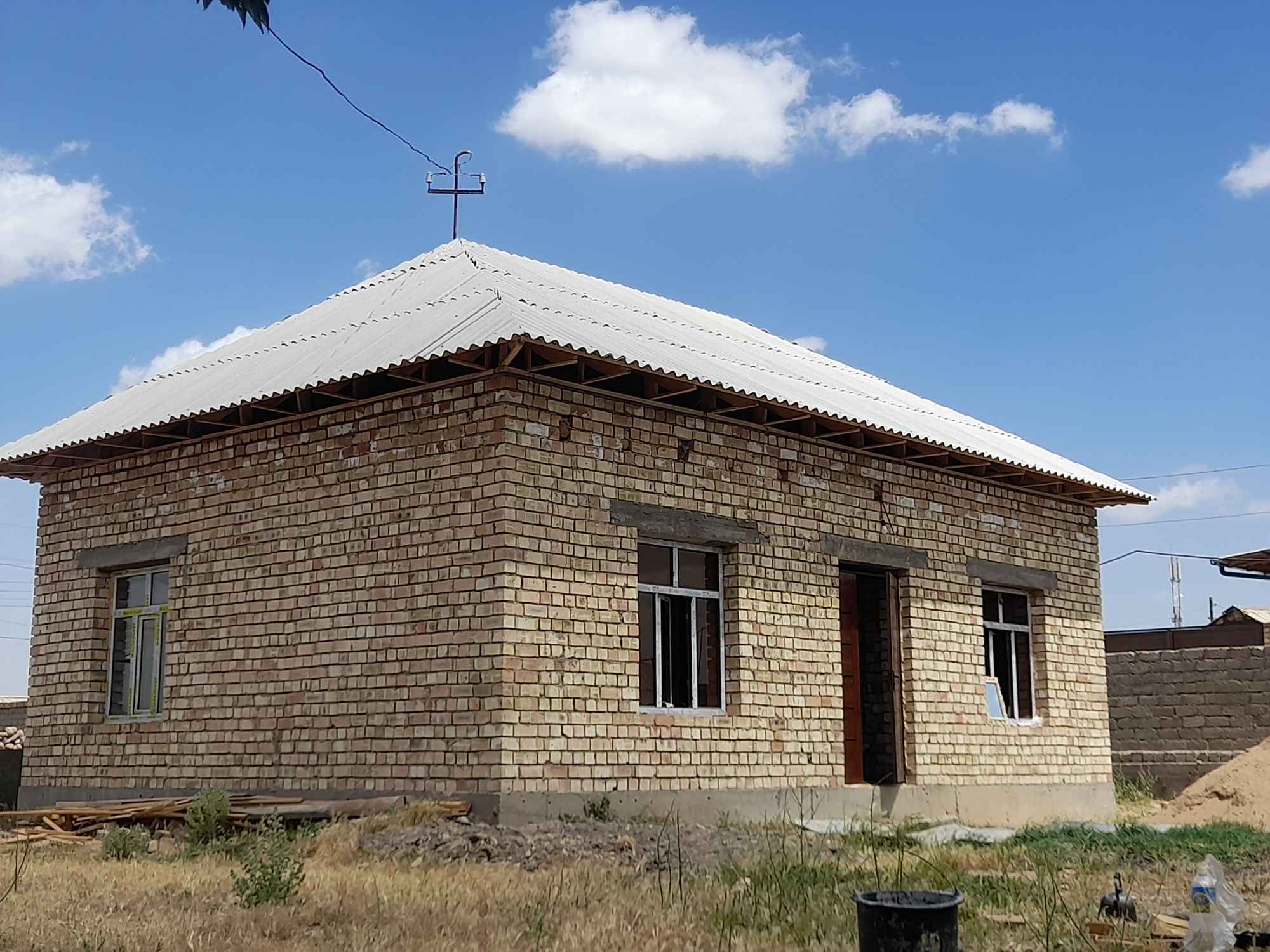 Hovli uy sotiladi