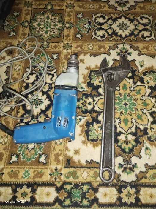 Дрель и ключ.        .