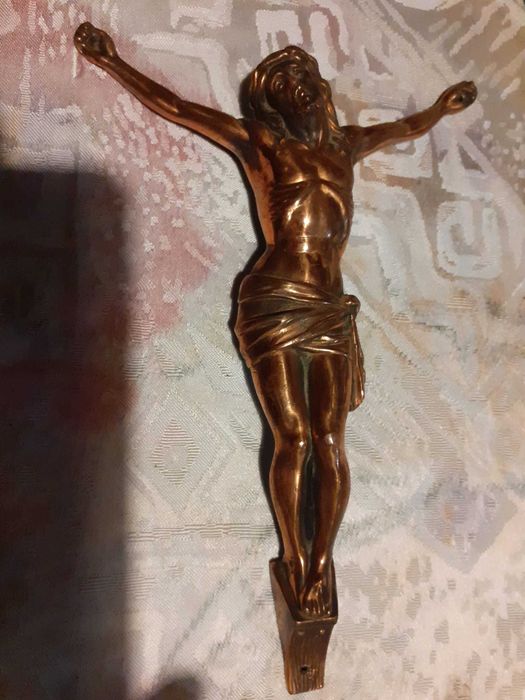 Crucifix pretios de perete