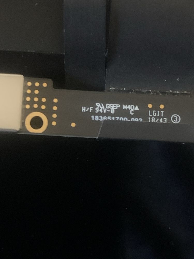 Повреден дисплей от macbook air 2019 a1932