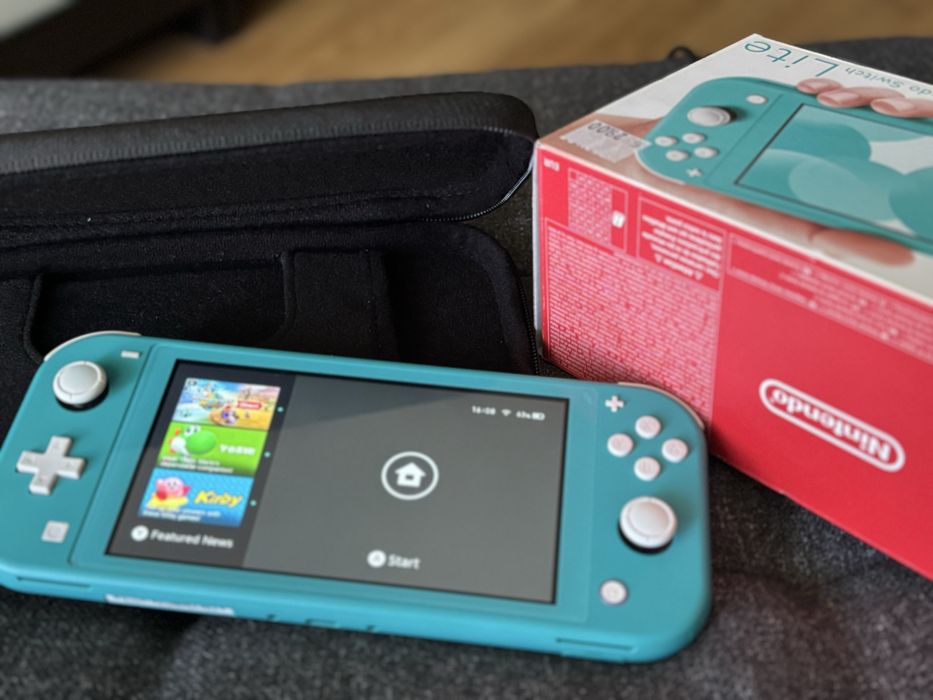 Nintendo Switch Lite. In cutie - cu toate accesotriile originale