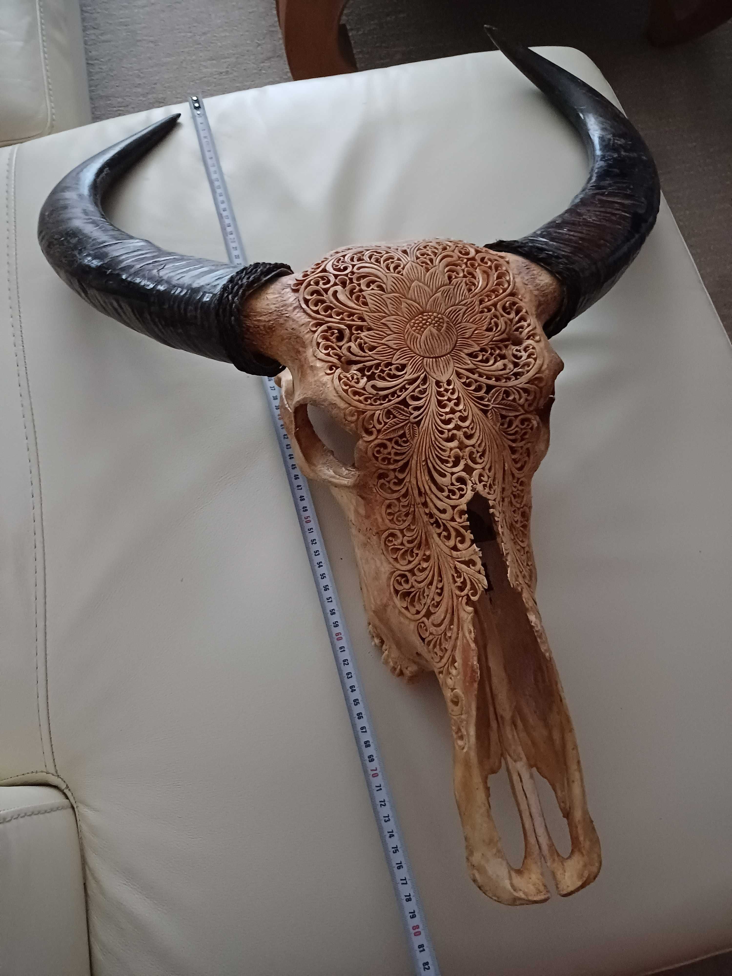 craniu de bivol cu coarne. decor de perete sculptat manual ,mandala.