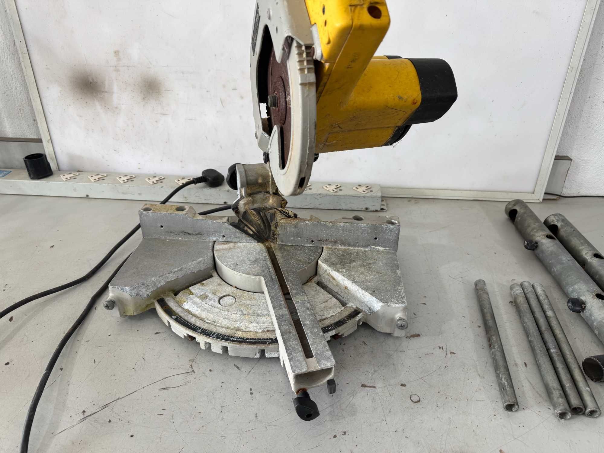 Циркуляр пендула - Dewalt 1200 W