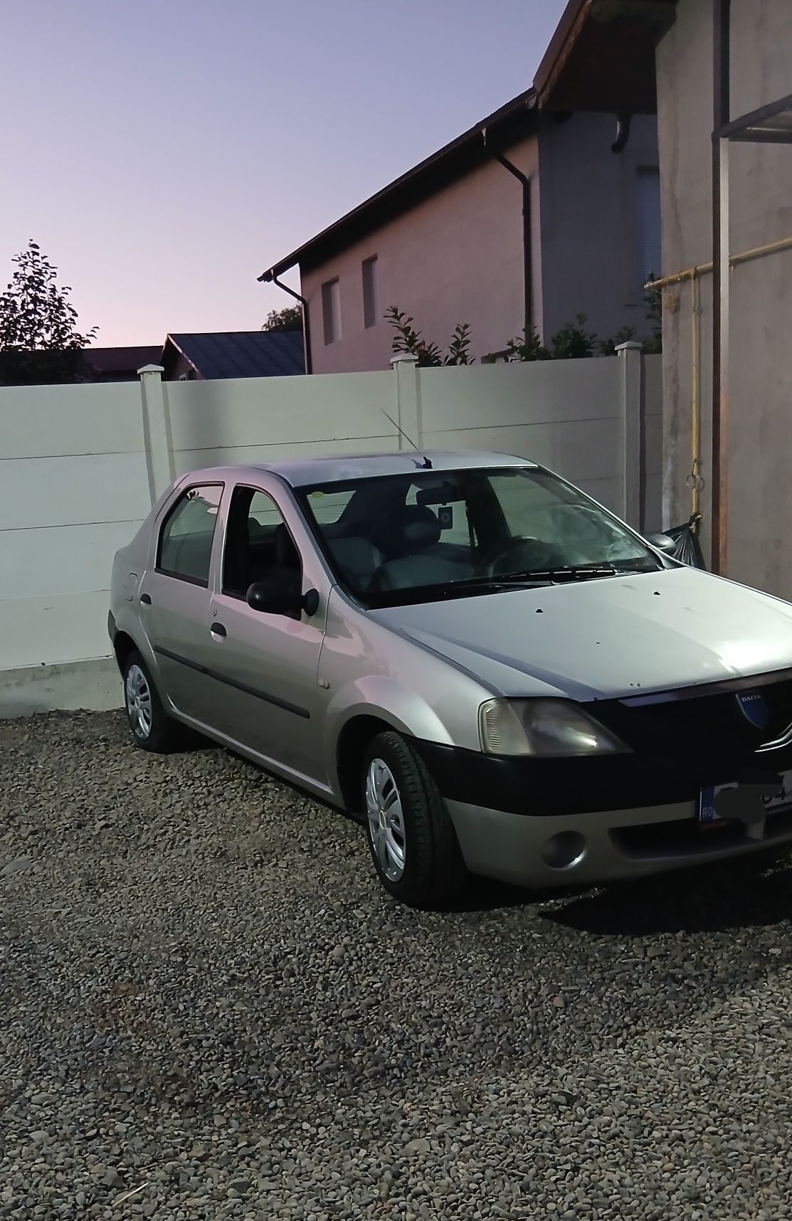 vând Dacia logan