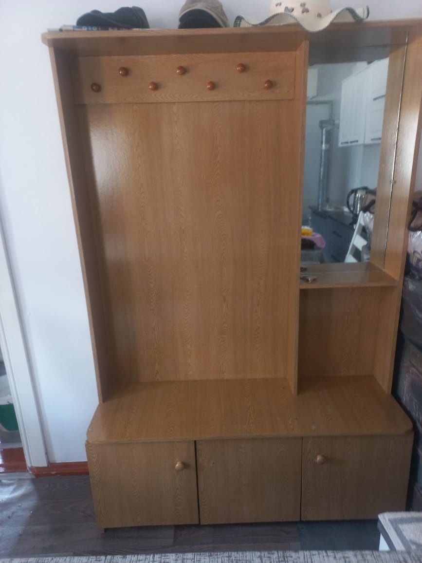 стол со стульями, ковер, прихожая