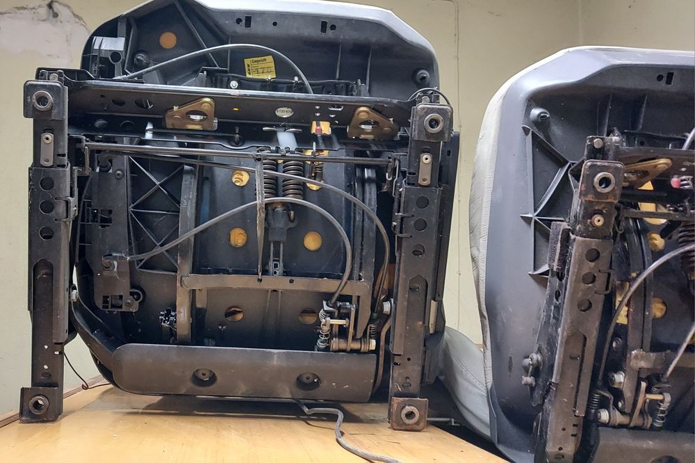 Автомобилни седалки с монитори. Кожени