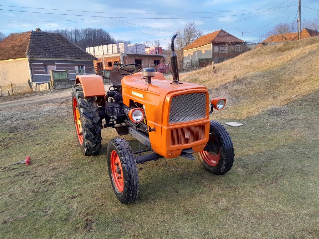 Vând tractor fiat