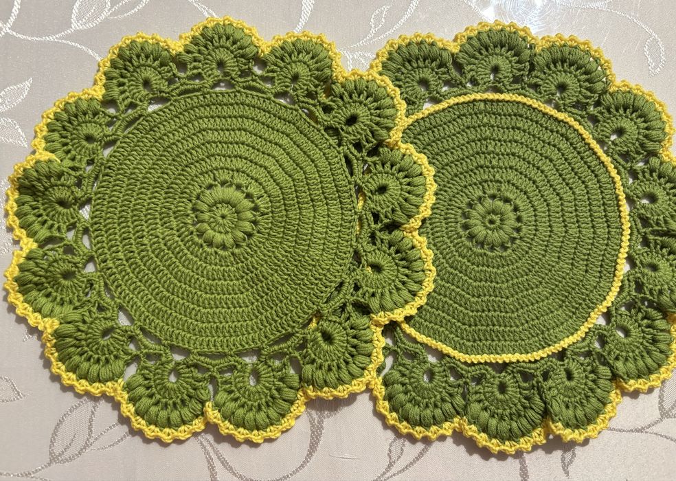 Вязаные салфетки для сервировки стола