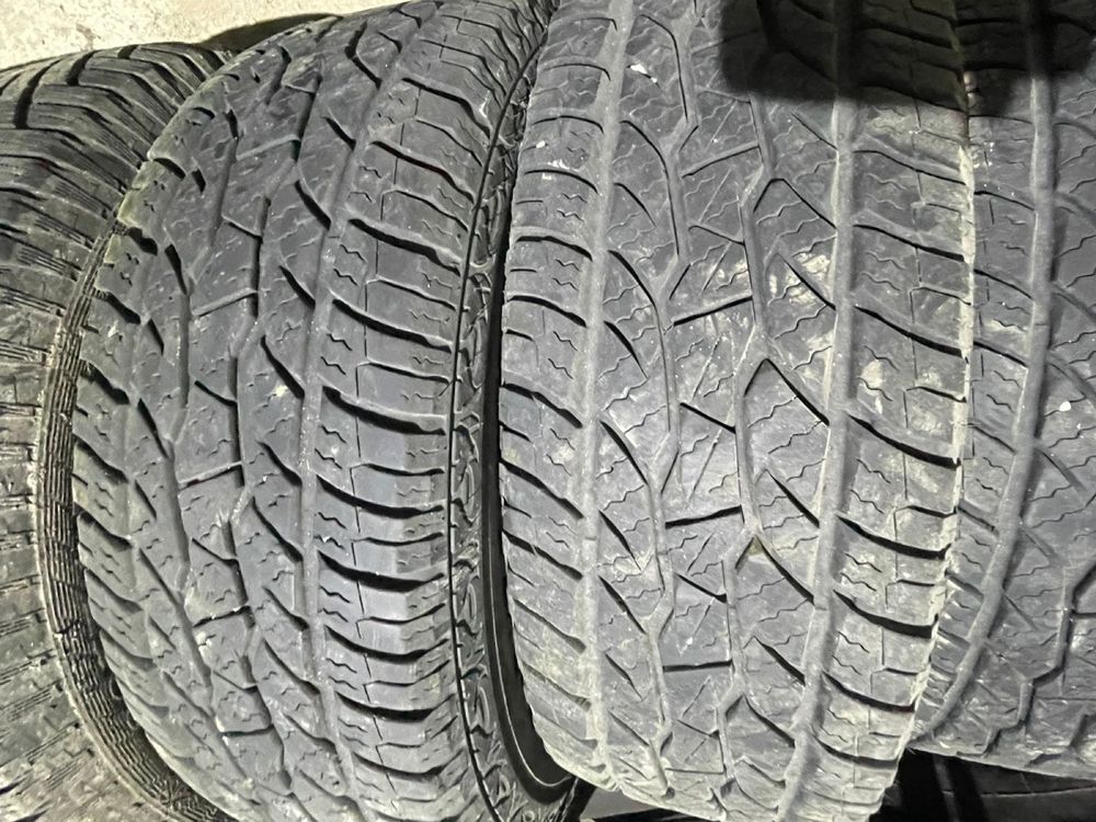 Продам комплект резины 245/70R16