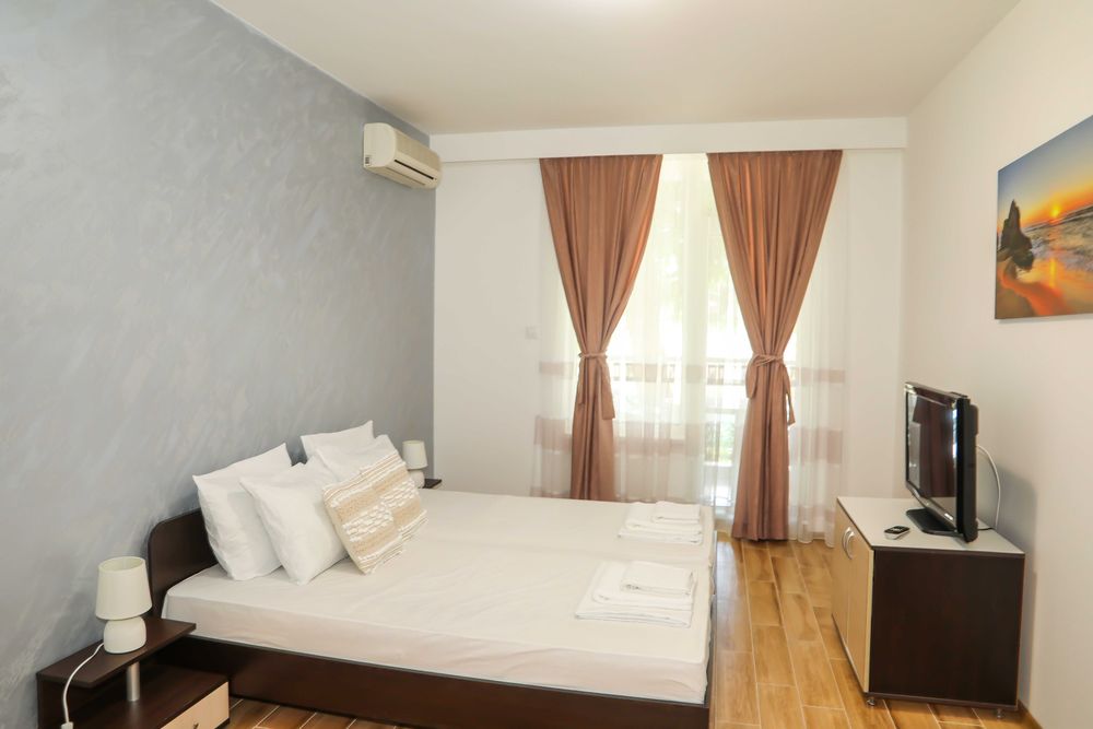 Под Наем тристаен апартамент на първа линия в Равда