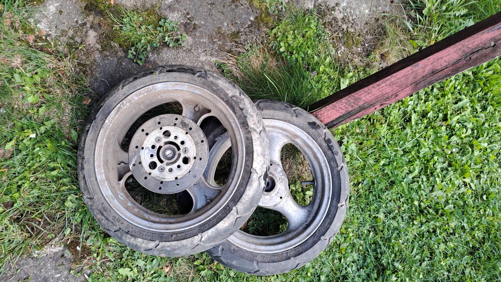 Roti scuter în stare bună sunt umflate tine presiunea