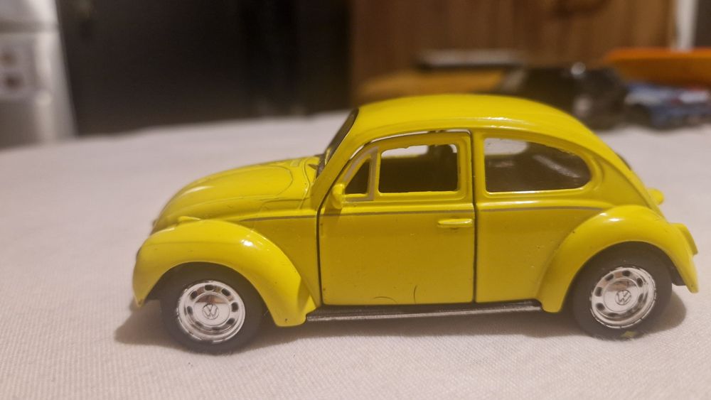 Метални коли със следи от употреба