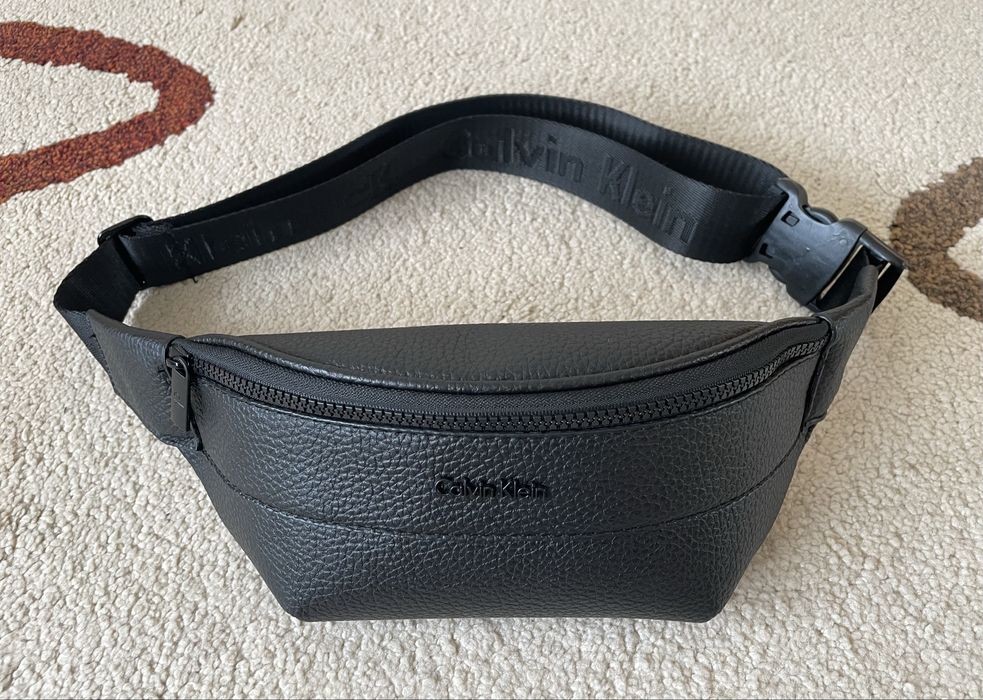 Чисто нова чантичка тип "банан" Calvin Klein