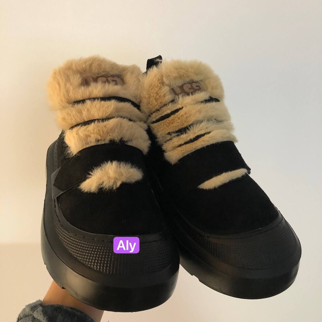 Vând UGG-uri dama