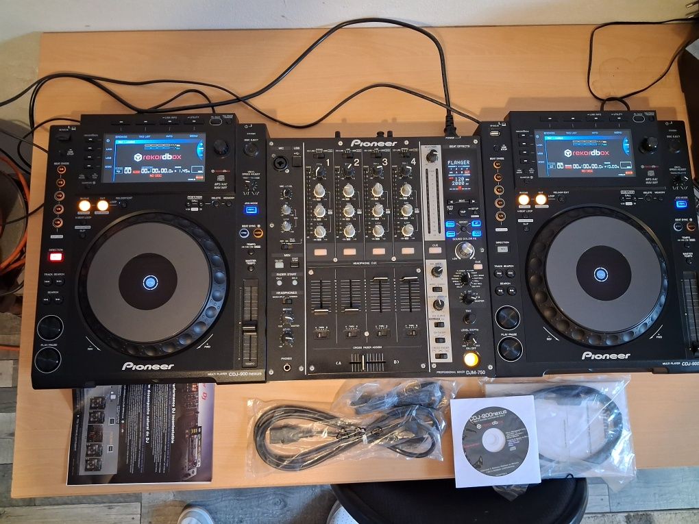 Pioneer CDJ-900 nexus playere si mixer DJM-750