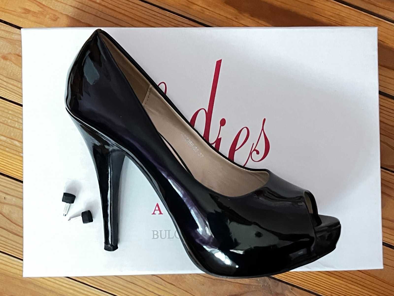 Дамски лачени черни обувки на ток - 37 номер