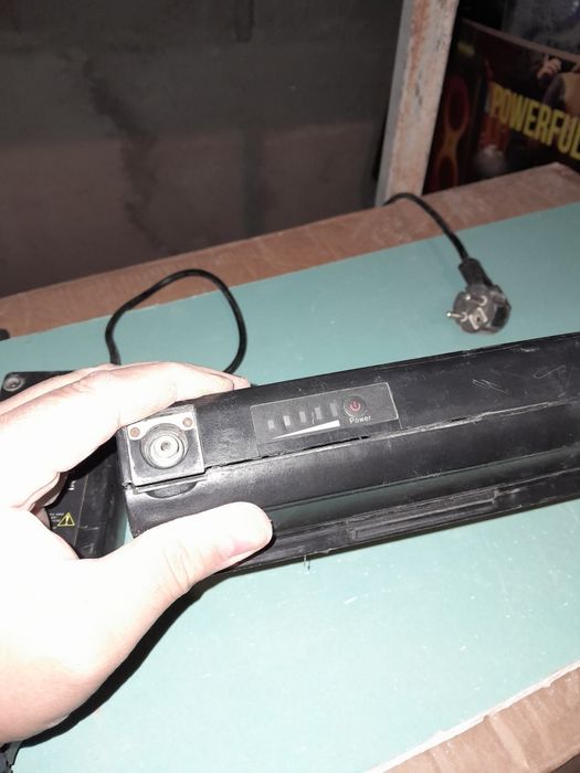 Vând încarcator +carcasa de baterie