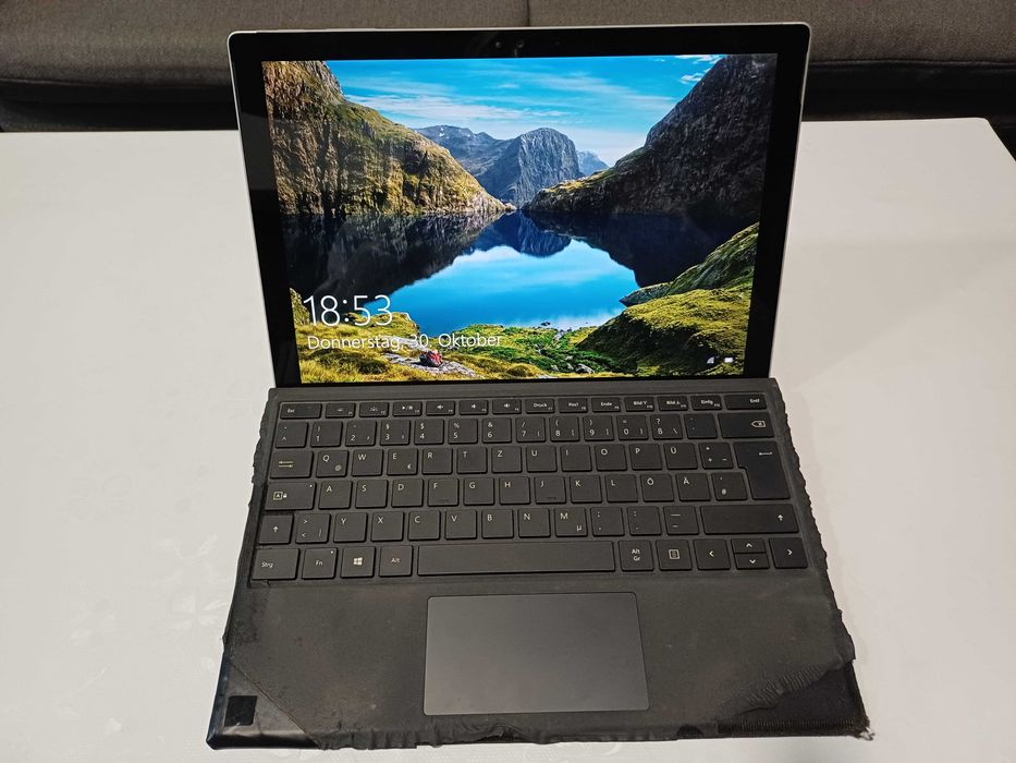 Microsoft Surface Pro 4 i5 8 GB RAM 256 GB SSD с клавиатура и работещ